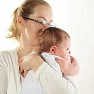как проверить и узнать болит ли ухо у ребенка