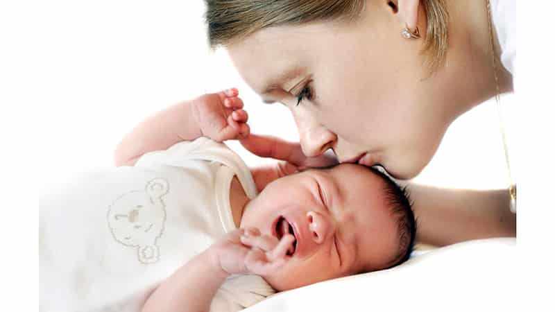 новорожденный ребенок чихает и кашляет