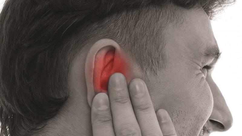 Что делать если заложило ухо и болит