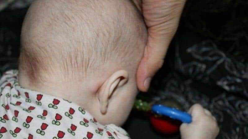 у ребенка за ухом шишка что это