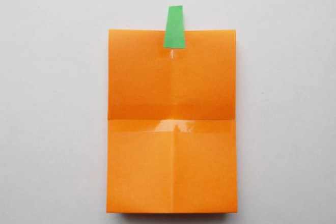 Зеленый хвостик из бумаги