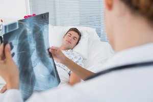 Левостороняя нижнедолевая пневмония лечится под контролем врачей
